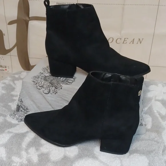 A. NEW DAY. SIZE 6.5 .Black Ankle  beautiful Boots - Picture 2 of 7